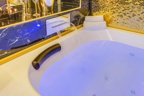 SPANISH STEPS VERSACE STYLE APARTMENT with JACUZZI