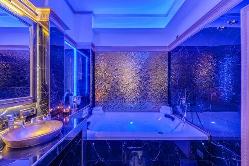 SPANISH STEPS VERSACE STYLE APARTMENT with JACUZZI