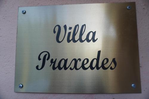 a sign on a wall that readsilla pancakes at VILLA PRAXEDES con piscina a Nettuno in Nettuno