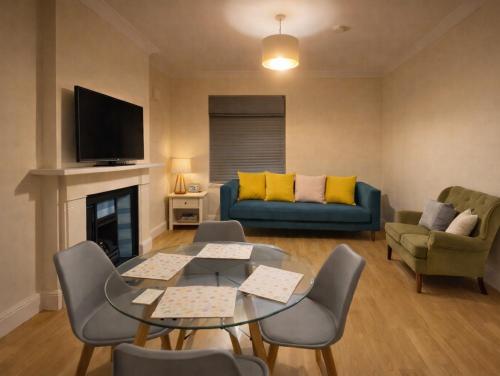 a living room with a couch and a table at Evo Green Gravesend 2 bed Apartment, 2 mins Station, Town Centre in Gravesend