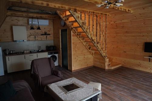 un soggiorno con scala in una baita di legno di Machakhela Hills a Machakhlispiri