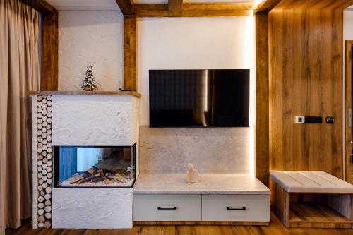 a living room with a fish tank at Celeste Luxury Apartments in Ranca