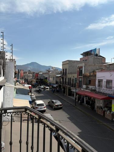 a view of a city street with cars on the road at Departamento en el corazón de Zamora, a 2 cuadras del Santuario Guadalupano in Zamora de Hidalgo