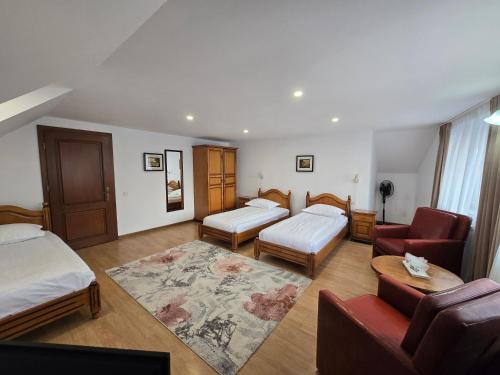 Un pat sau paturi într-o cameră la Erene Hotel