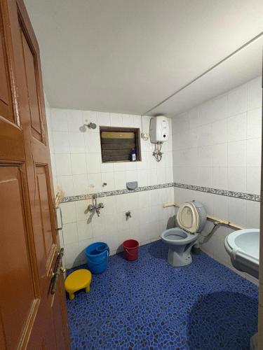 a bathroom with a toilet and a sink at Virens Heaven Stays in Calangute