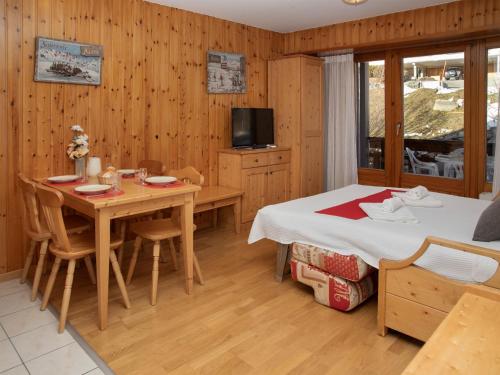 Apartment Eaux-Vives 205 by Interhome