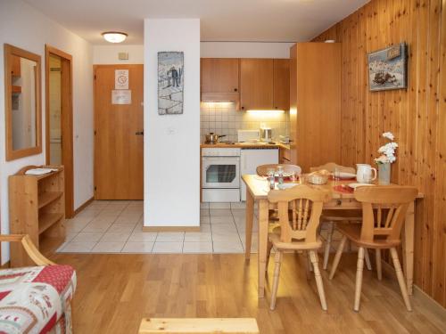 Apartment Eaux-Vives 205 by Interhome