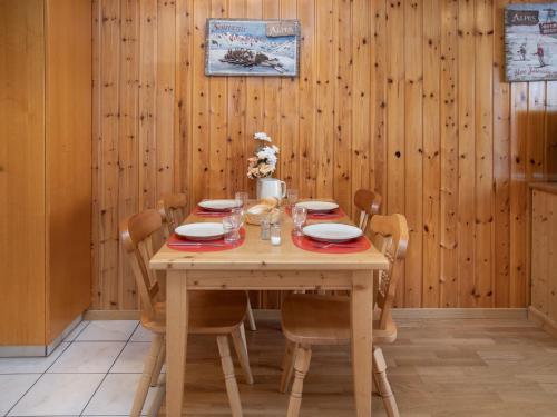 Apartment Eaux-Vives 205 by Interhome