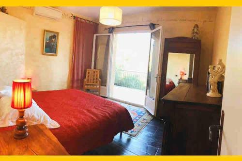 a bedroom with a red bed and a window at Villa avec vue et piscine privée in Moltifao