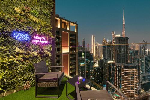 High Rise Premium 2BR apt, PS5, Burj Khalifa view.