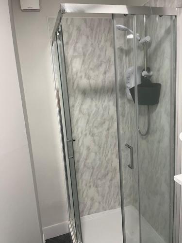 eine Dusche mit Glastür im Badezimmer in der Unterkunft Gemini 2 in Great Wyrley
