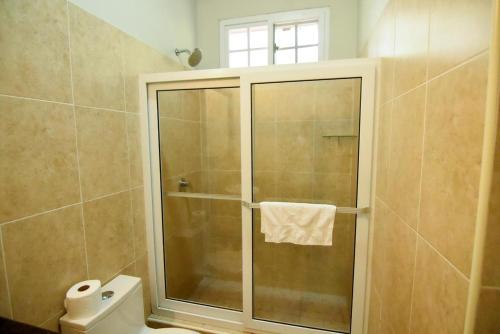 a shower with a glass door in a bathroom at Hotel de Campo Villa de Ada in Gracias