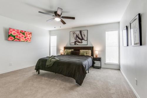 a bedroom with a bed and a ceiling fan at Maison Noir Retreat 3B 2B KING in Richardson