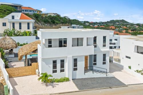 Cura Kaat - Ruime 4 slaapkamer villa met zwembad op gated resort