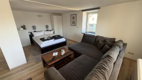 a living room with a couch and a bed at Wohlfühlen am Großen Goitzschesee in Holzweißig