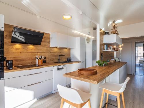 Apartment Port de la Gavine I-5 by Interhome