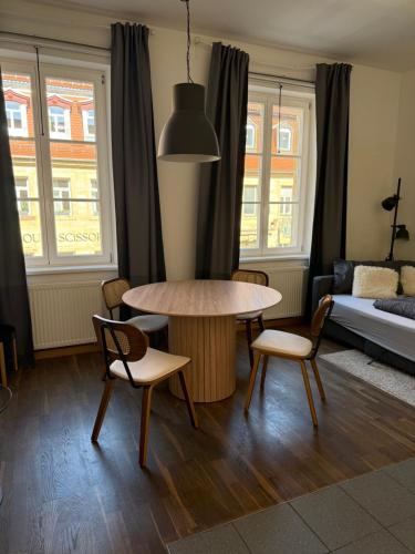 a living room with a table and chairs and a bed at Zentrales City-Appartment in Bayreuth