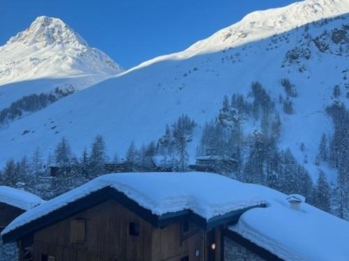 Duplex charmant 3 pièces, La Legettaz Val d'Isère, au pied des pistes, parking couvert.