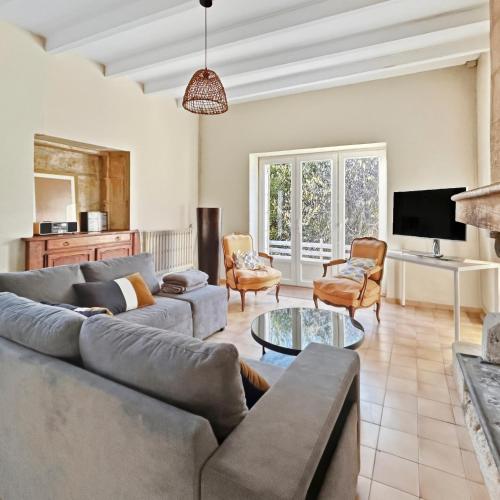Spacieuse maison, piscine, jardin, parking privé
