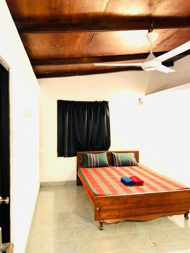 a bed in a room with a ceiling at evol Hotel Battaramulla in Battaramulla