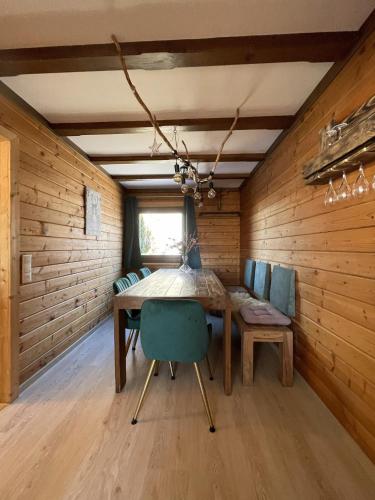 a dining room with a table and chairs at Waldmarie in Grafenau