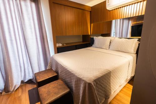 a small bedroom with a bed and a window at Flat exclusivo Studio Cuiabá 908 in Cuiabá