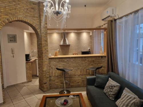 JOHN BEAUTY 50m2, METRO and ACROPOLIS 5'