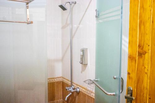 eine Dusche mit Glastür im Badezimmer in der Unterkunft Hotel Al Azeem in Ayubia