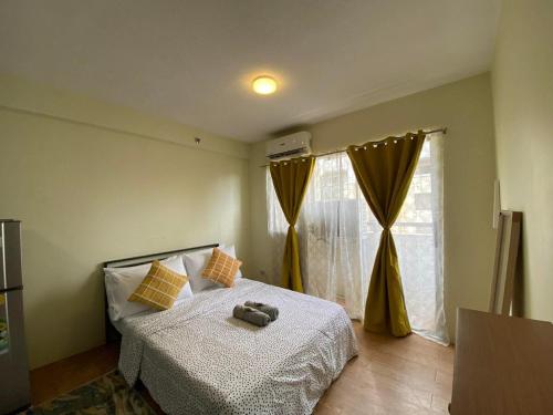 a bedroom with a bed and a window at Chic Studio near Ocean Park in Cebu City
