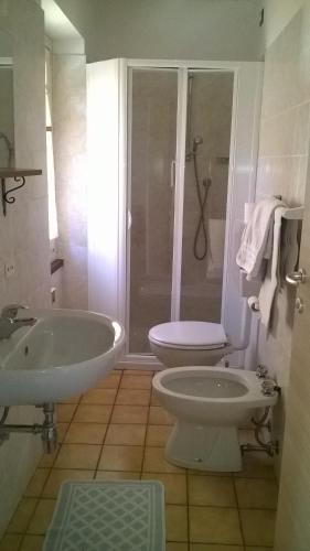 a bathroom with a tub and a toilet and a sink at Affittacamere Valle Dorizzo di Scavoni Paolo in Val Dorizzo