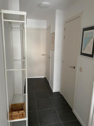 a room with a walk in closet and a hallway at Madison A in Westende