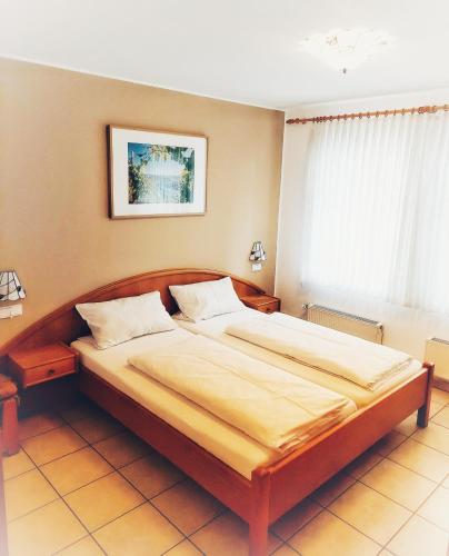 a bedroom with a large bed in a room at Ferienwohnung Sewenig in Müden
