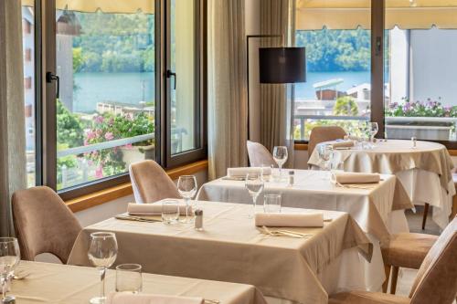 Un restaurant sau alt loc unde se poate mânca la Hotel Ambassador