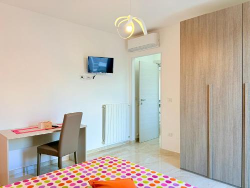 a room with a desk and a table and a chair at Casa Zoe in Gallipoli