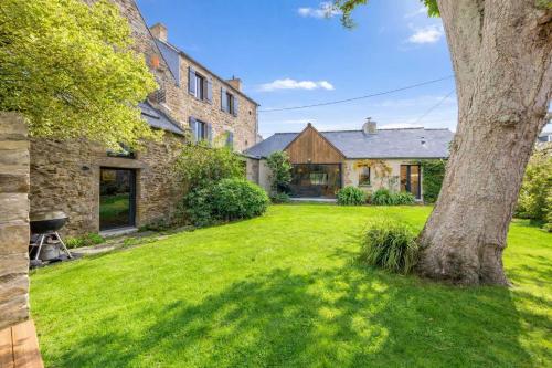 Les Marquises large renovated house with garden