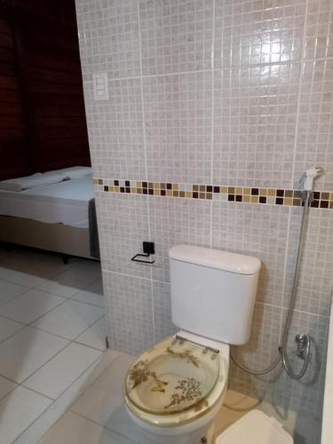 a bathroom with a toilet with a dirty seat at Alfa Serra lago e montanha in Guapimirim