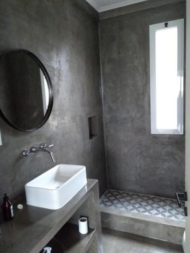 a bathroom with a sink and a mirror and a tub at Nuestro Lugar Soñado in Concepción del Uruguay