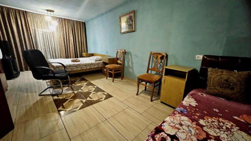 una stanza con una camera da letto con un letto e delle sedie di Asine Yerevan a Yerevan