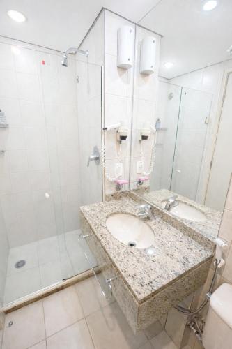 a bathroom with two sinks and a shower at Flat em Perdizes, perto da PUC e Allianz Parque in São Paulo