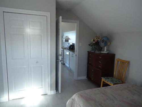 a bedroom with a door leading to a kitchen at Domaine sur une plage in Saint-Félicien