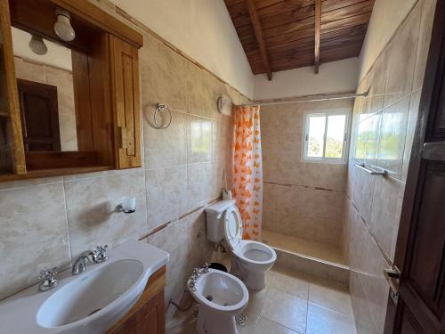 a bathroom with a sink and a toilet at Casa cairo in Ostende