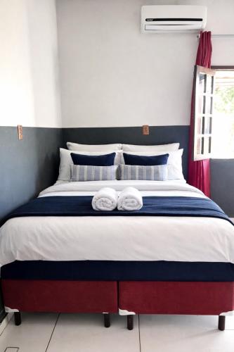 a bedroom with a large bed with towels on it at Rancho tareco e mariola in Petrolina