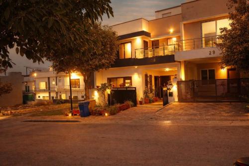 Haven Lodge Islamabad by Haven Holiday Homes - 3BR Home with Lounge & Kitchen