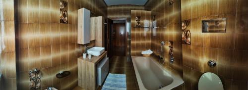 a bathroom with a tub and a toilet and a sink at Ca Martin in Tresivio
