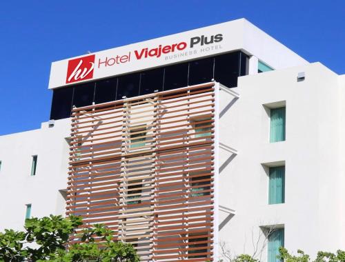 a hotel vida plus sign on top of a building at Hotel Viajero Plus in Ciudad del Carmen