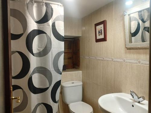 a bathroom with a toilet and a sink at Winahost Casita Sierra de Madrid in Las Herreras