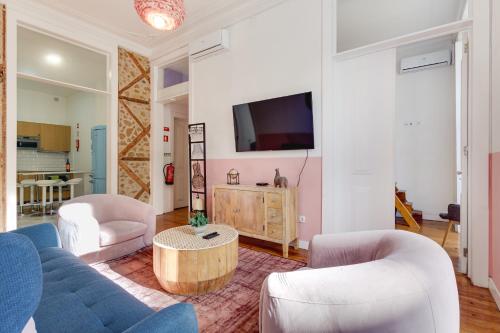 Beautiful 2BR high ceiling/50m from TimeOut market