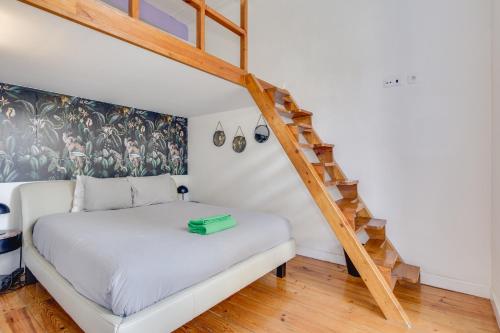 Beautiful 2BR high ceiling/50m from TimeOut market