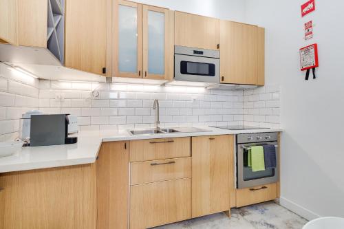 Beautiful 2BR high ceiling/50m from TimeOut market