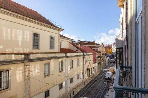 Beautiful 2BR high ceiling/50m from TimeOut market